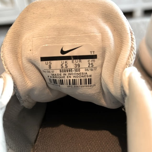 Nike’s - Women Sz 8 - White & Grey - Picture 5 of 6
